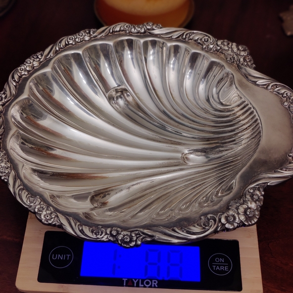 Elegant Silver Plated Shell-Shaped Scalloped Serving Dish - Picture 3 of 13